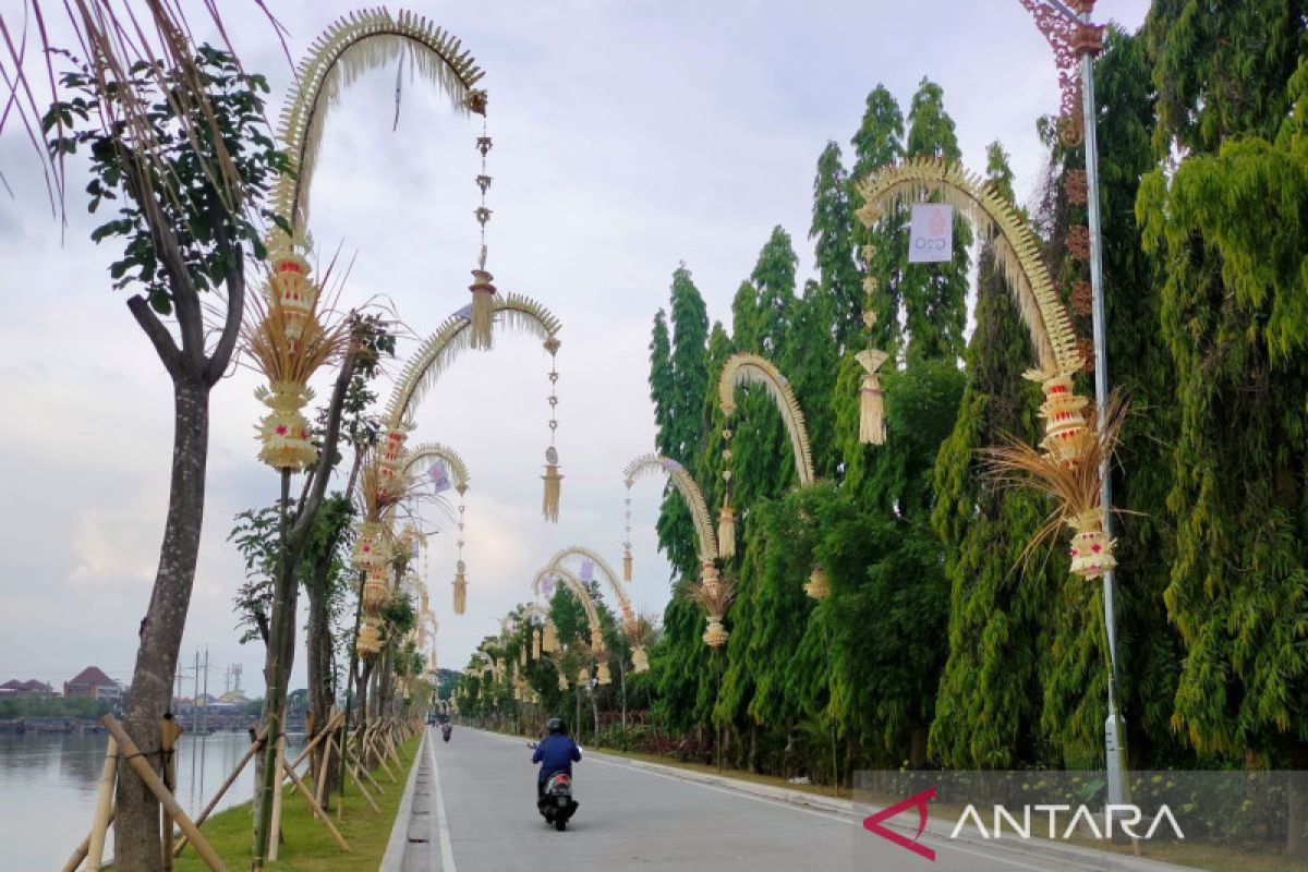 Semarak penjor mengabarkan kesiapan Bali sambut kedatangan turis