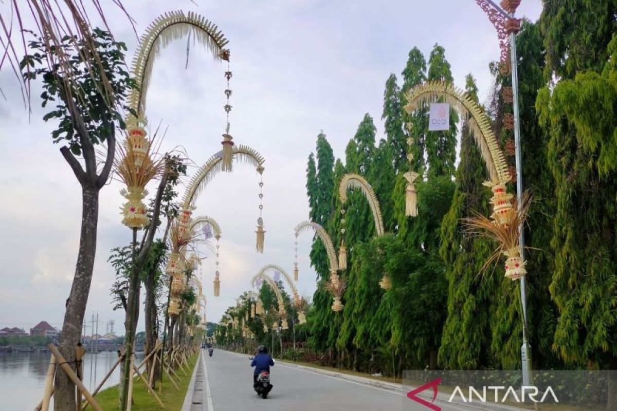 Semarak penjor di jalan protokol yang mengabarkan kesiapan Bali sambut kedatangan turis