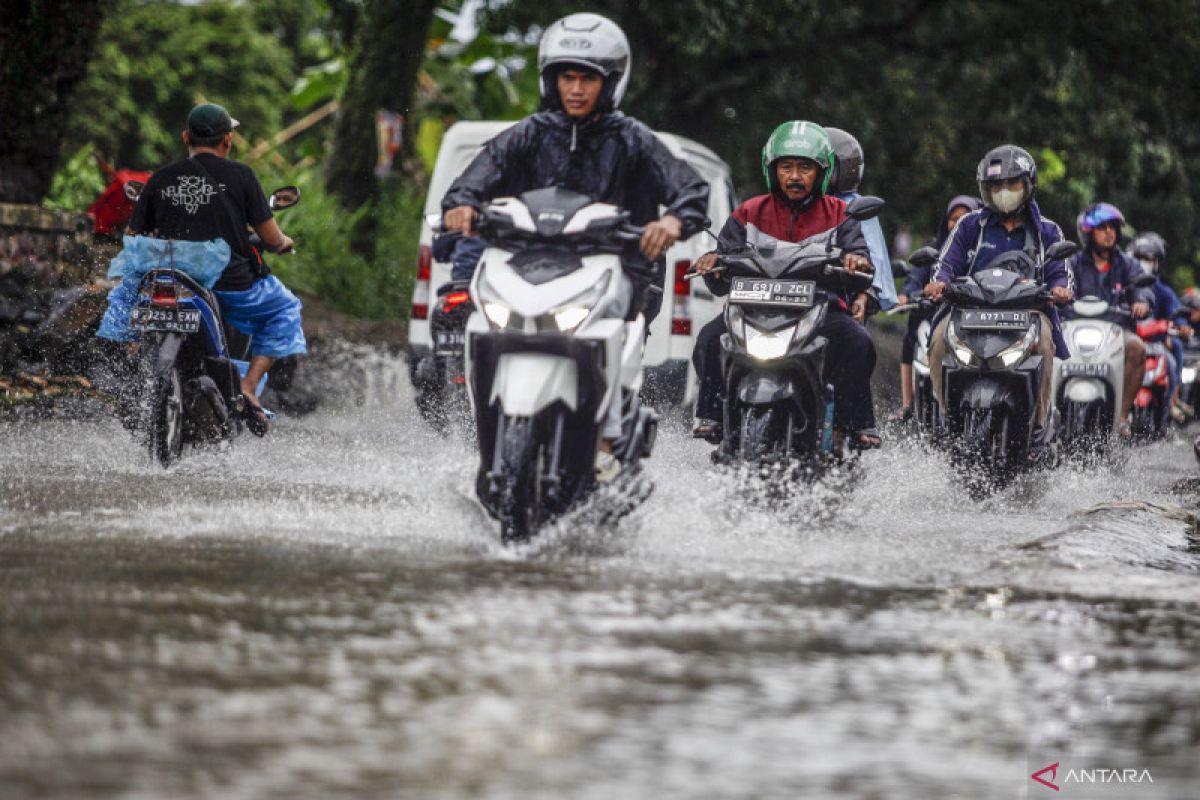 Hujan diprakirakan guyur mayoritas kota besar di Tanah Air