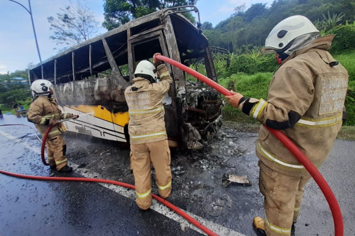 Bus pariwisata ludes terbakar di Tol Semarang