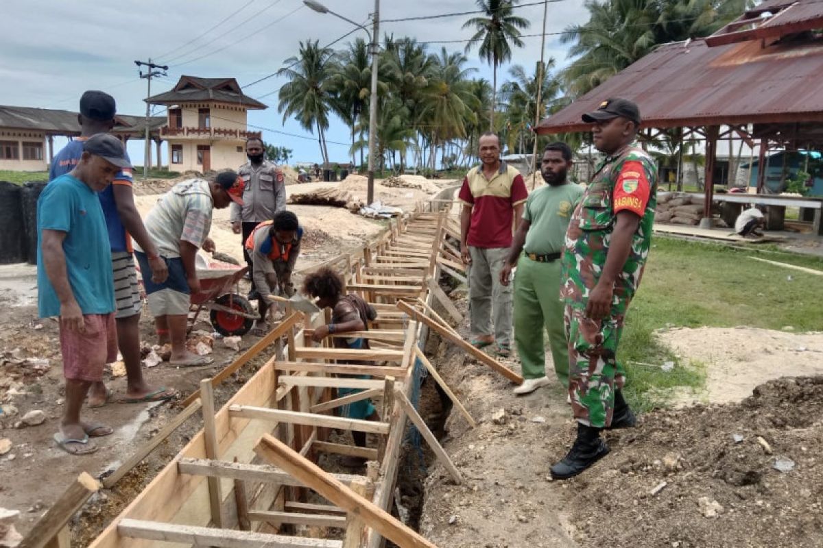 Babinsa dan bhabinkamtibmas monitoring pembuatan drainase di Biak