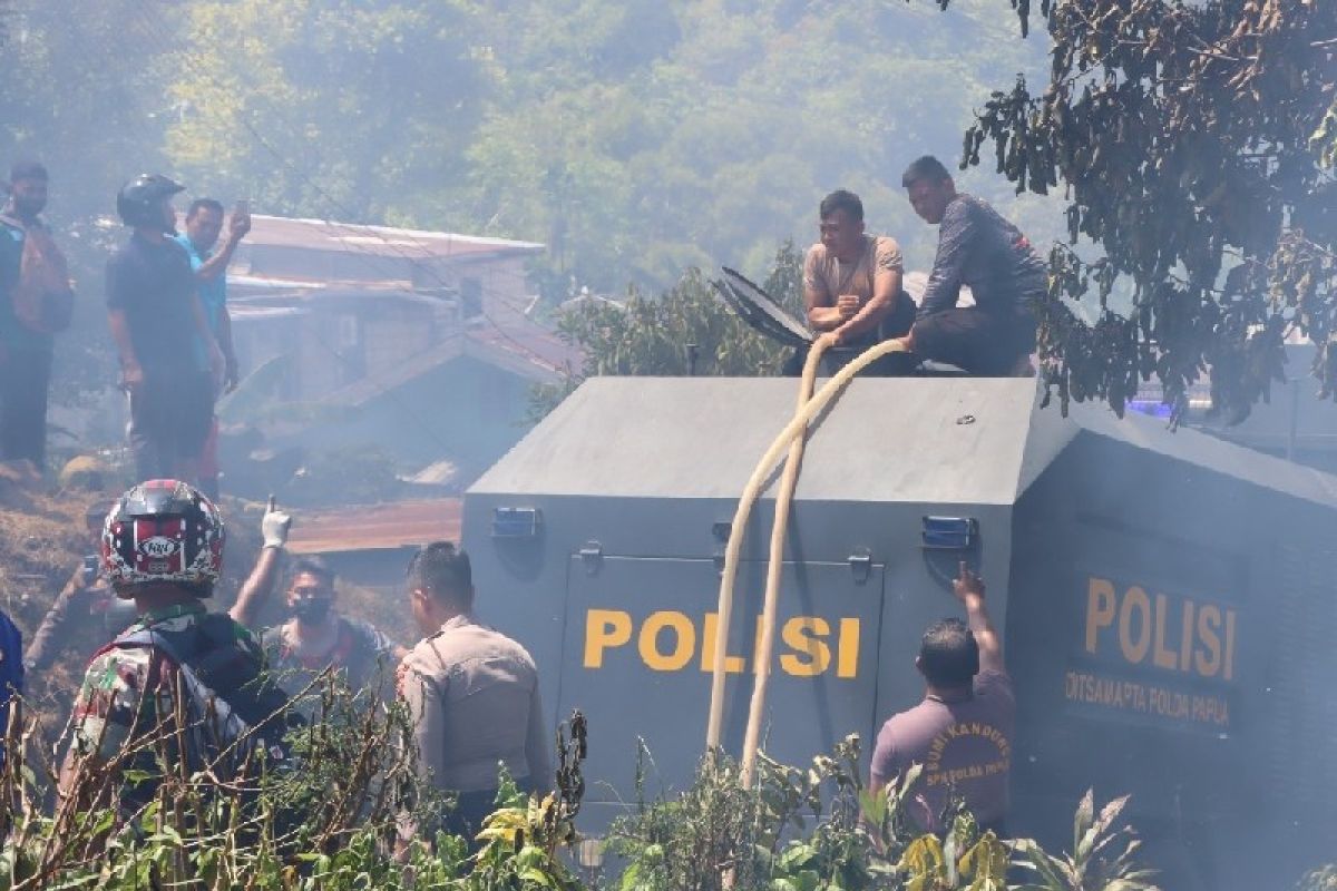 Kebakaran di perumahan Polda Papua Bse G diduga karena arus pendek