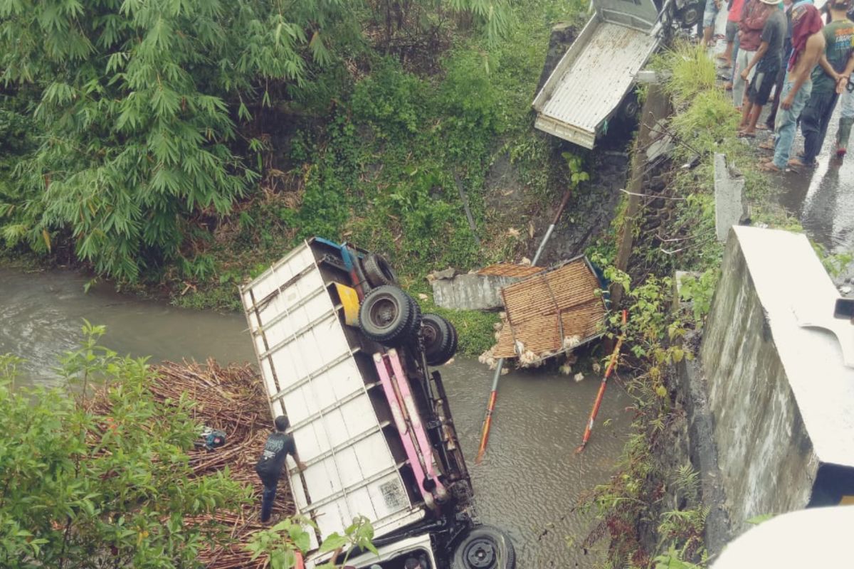 Truk tebu dan pick up pengangkut ayam potong di Dompu terjun ke sungai