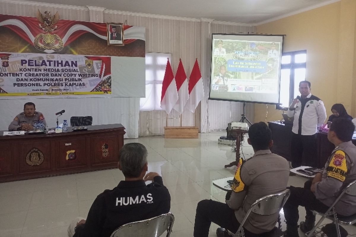 Diskominfo berikan pelatihan komunikasi publik kepada personel Polres Kapuas