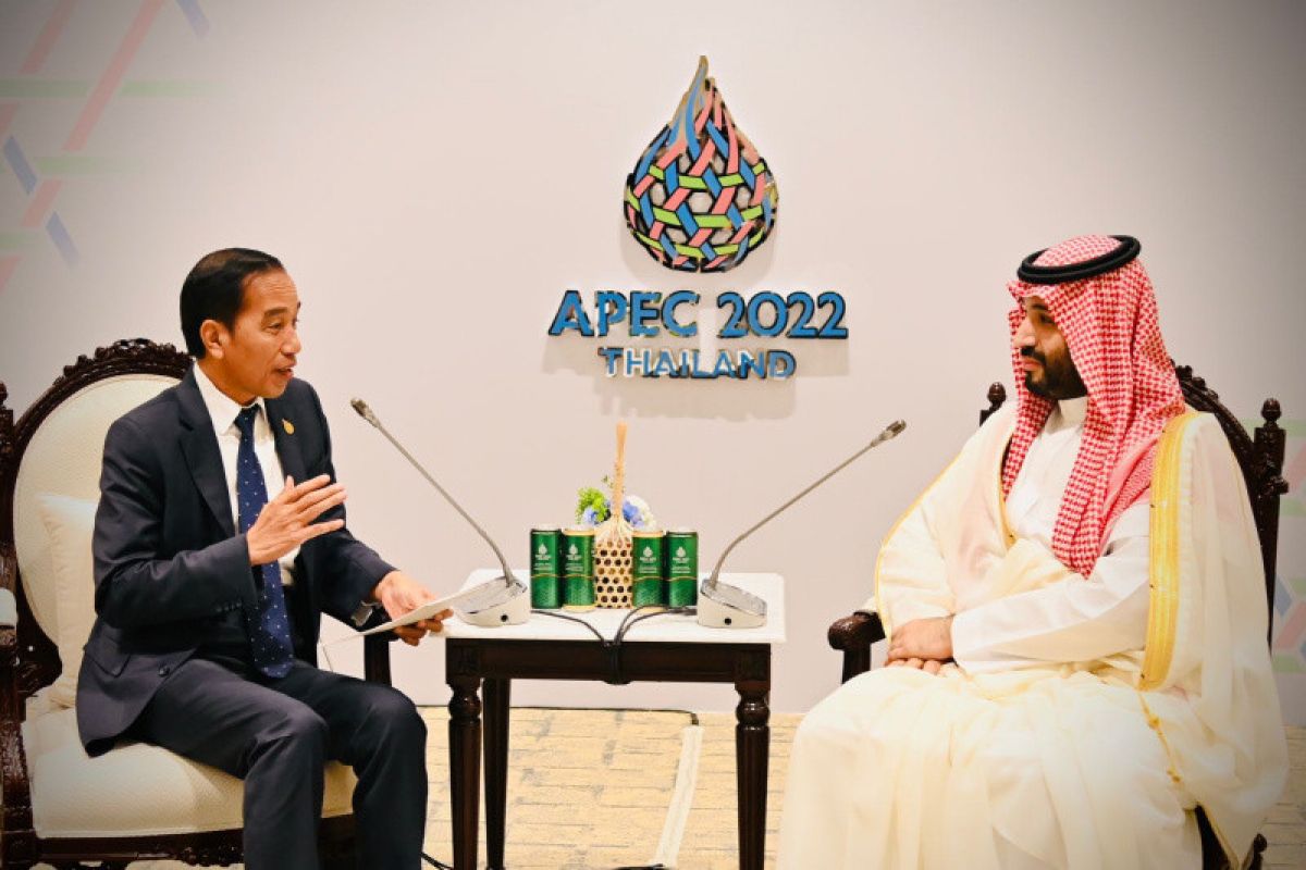 Presiden Jokowi temui MBS di sela KTT APEC di Bangkok