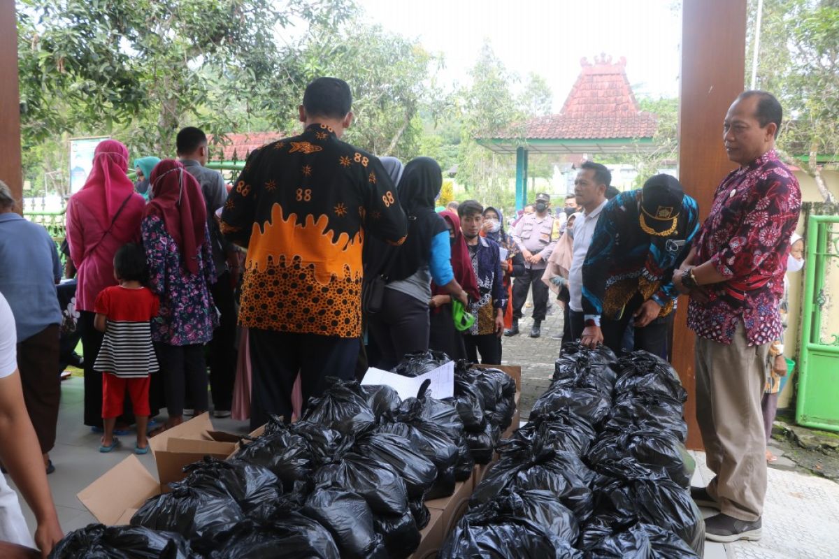 Kulon Progo gelar operasi pasar kebutuhan pokok di 48 lokasi