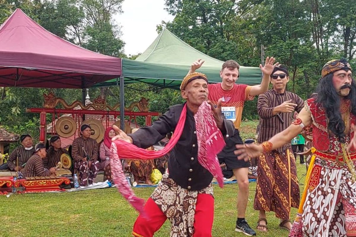 Peserta "Sleman Temple Run" mancanegara-seniman lokal berbaur