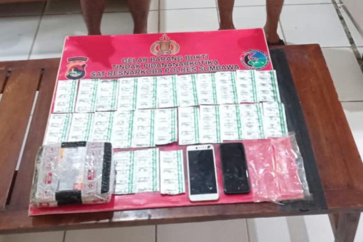 Tengah ambil ratusan butir Tramadol di kantor ekspedisi, dua pria di Sumbawa diringkus polisi