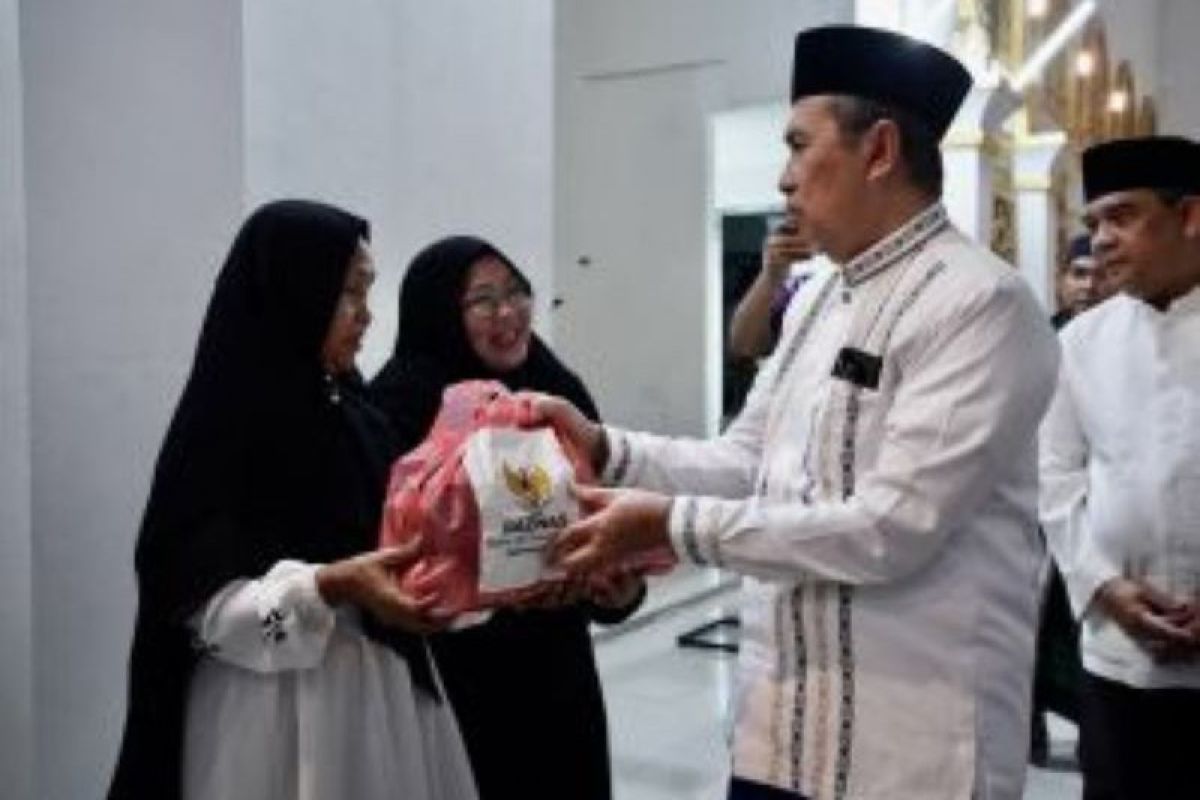 Gubernur Syamsuar salurkan 450 paket sembako