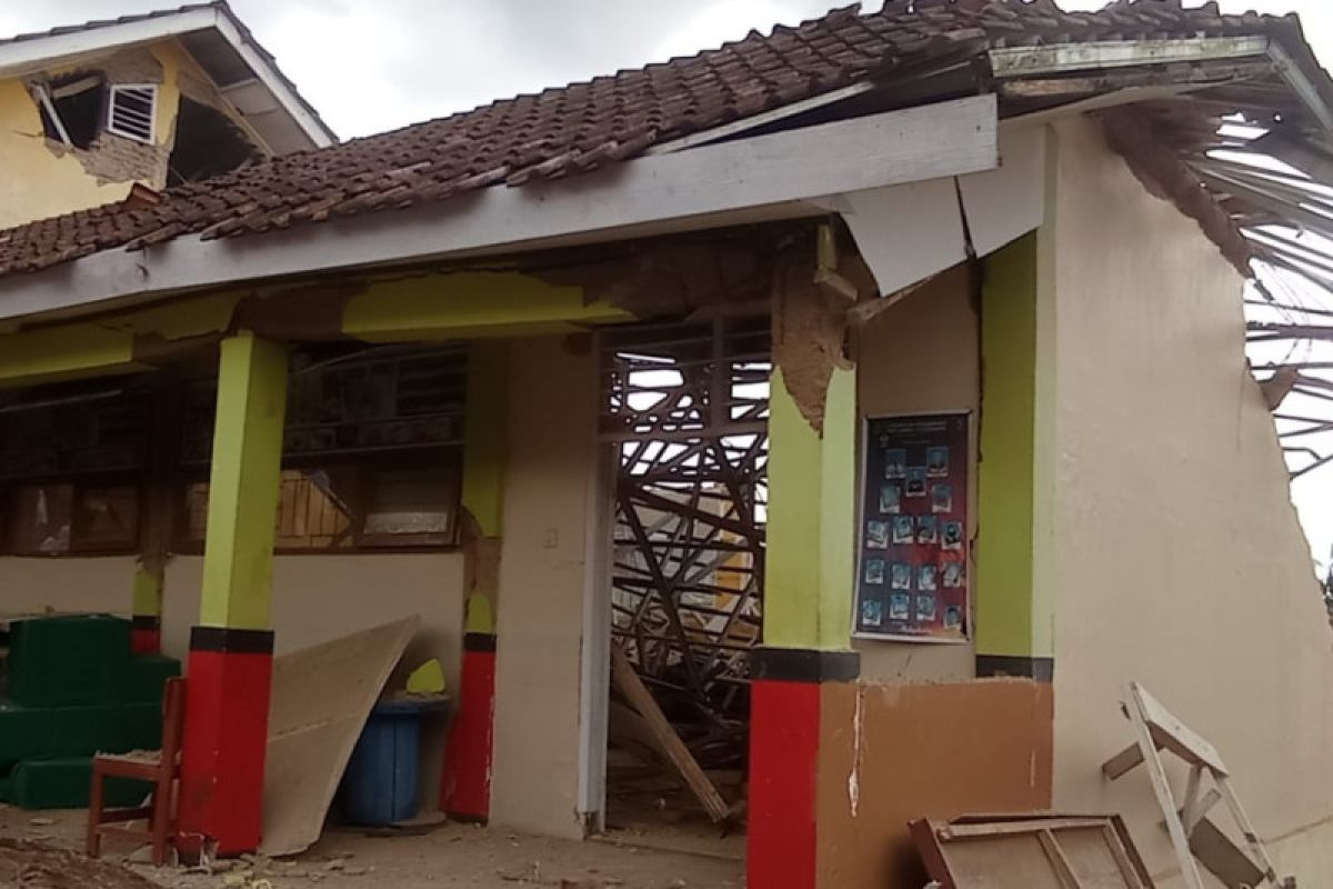 Tengah belajar di kelas saat gempa Cianjur, 12 siswa SMKN 1 Cugenang terluka