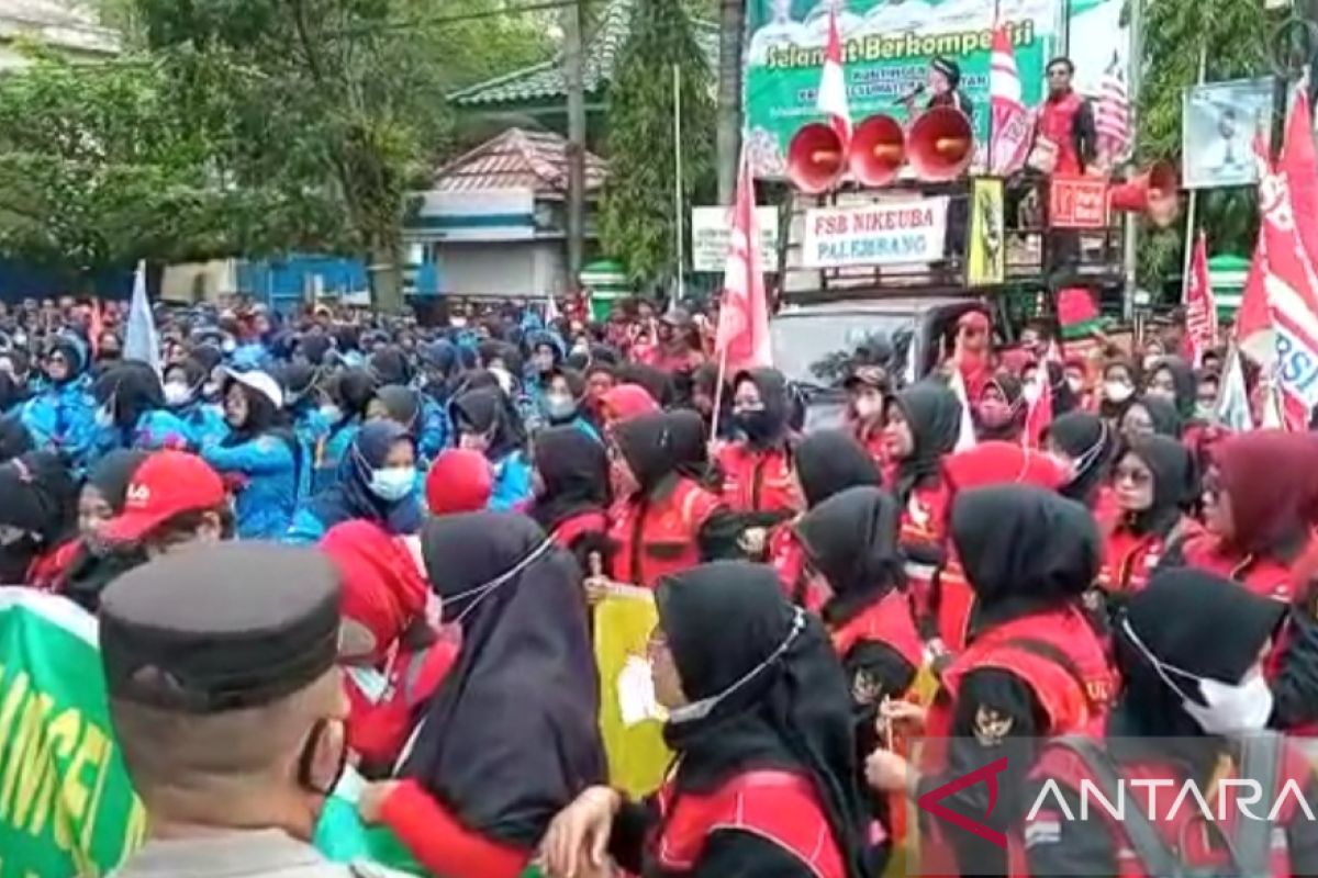 Buruh di Sumsel tolak penetapan upah tahun 2023 naik 0,86 persen