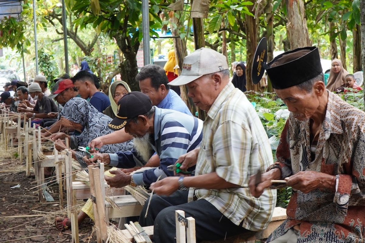 PTBA dan Paguyuban Krajan berdayakan 1.127 lansia produksi tusuk sate