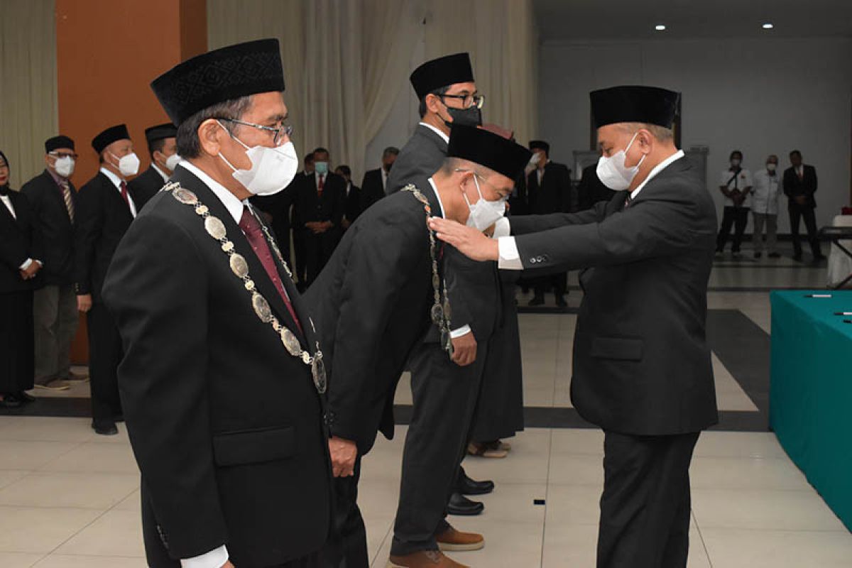 Rektor lantik sejumlah pejabat di lingkungan Unsoed Purwokerto