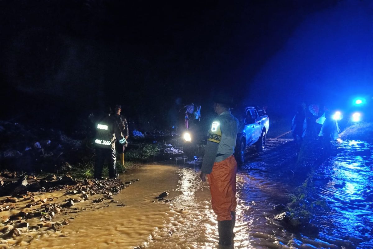 BMKG ingatkan tujuh kecamatan di Mabar waspada tanah longsor