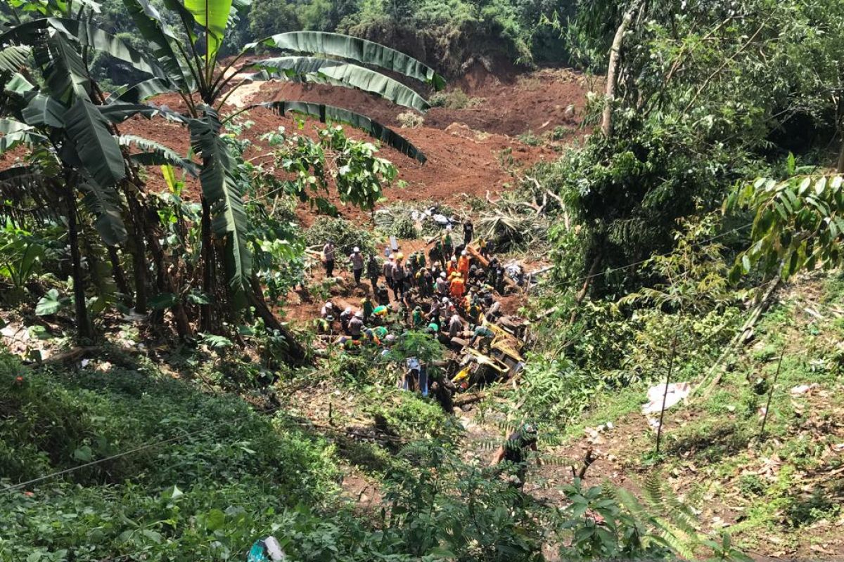 KSAD sebut sebanyak 14 jenazah ditemukan di longsoran gempa jalur Cianjur-Cipanas Jabar