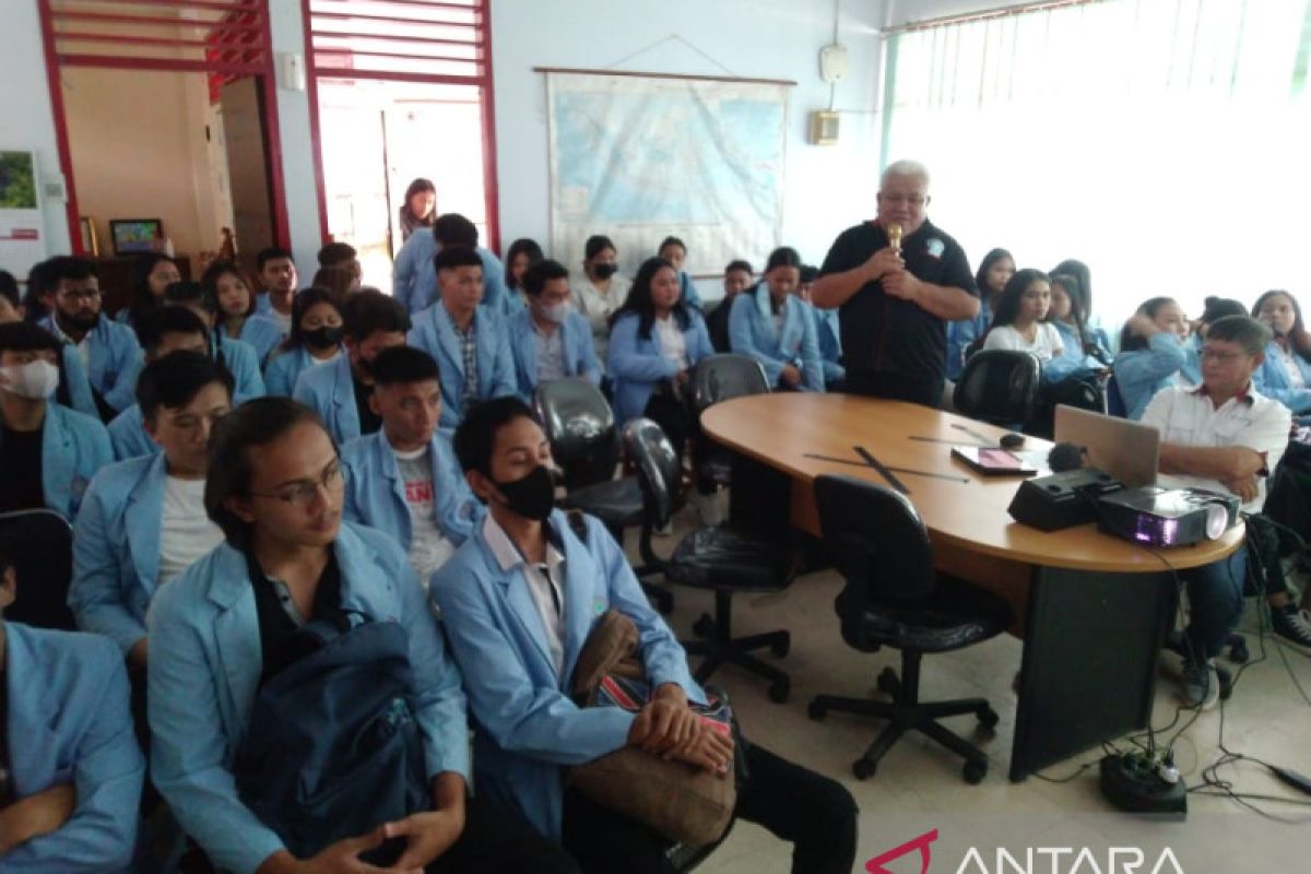 Mahasiswa ITM studi lapangan ke Kantor  Berita Antara Biro Sulut