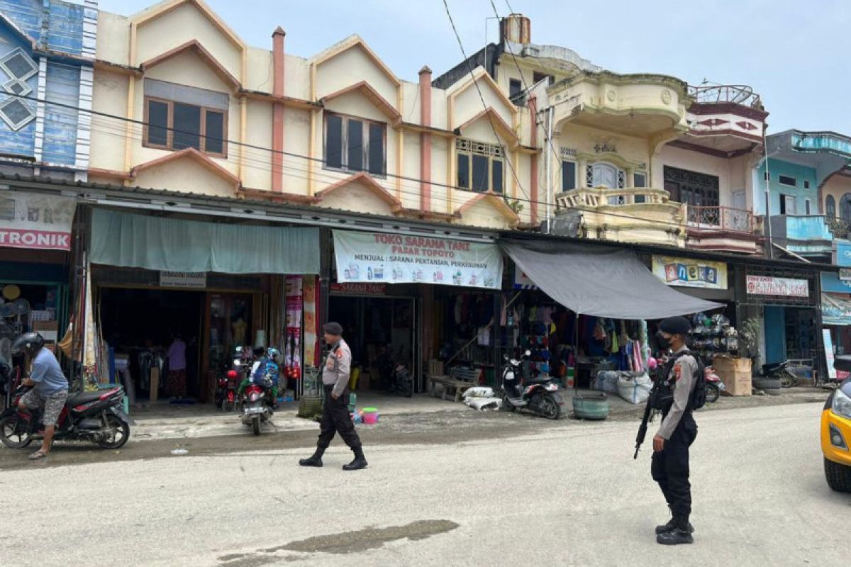 Polres Mamuju Tengah bersama personel TNI patroli di pusat keramaian