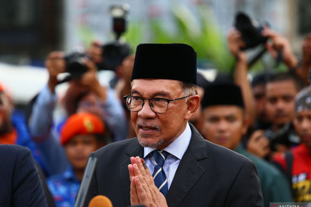 Anwar Ibrahim menjadi Perdana Menteri Malaysia ke-10