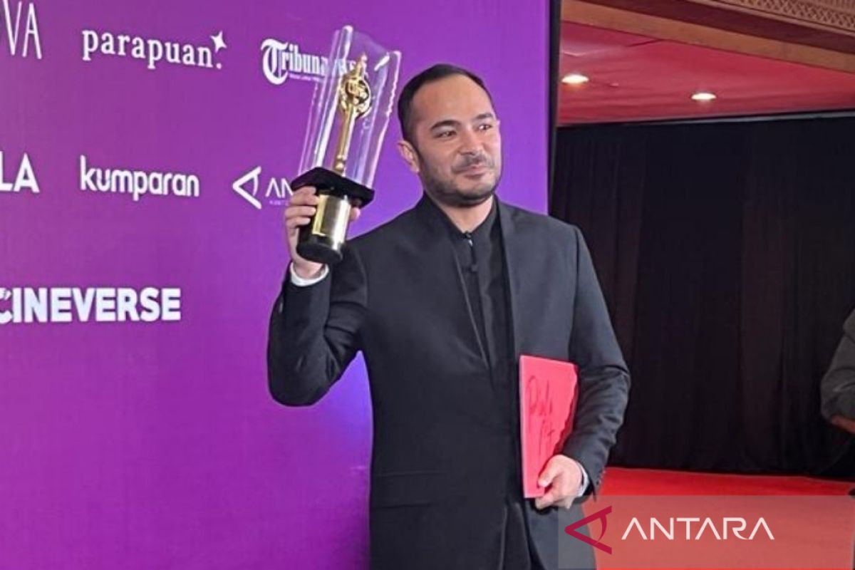 Marthino Lio dapat piala citra aktor terbaik FFI 2022