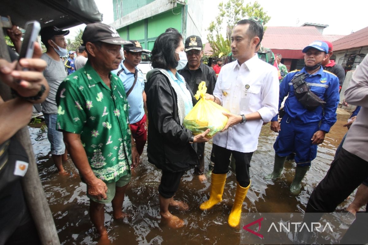 Wali Kota Palangka Raya serahkan bantuan untuk ratusan korban banjir