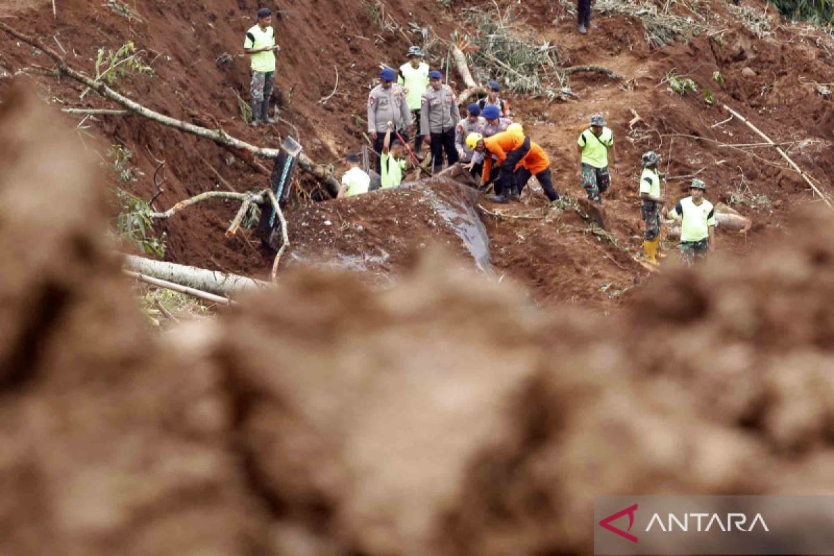 272 korban meninggal dan 39 masih hilang akibat gempa Cianjur di hari keempat