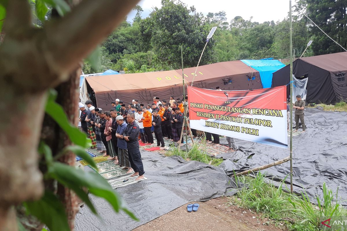 Penyintas gempa Cianjur Jabar lakukan shalat Jumat dalam keharuan