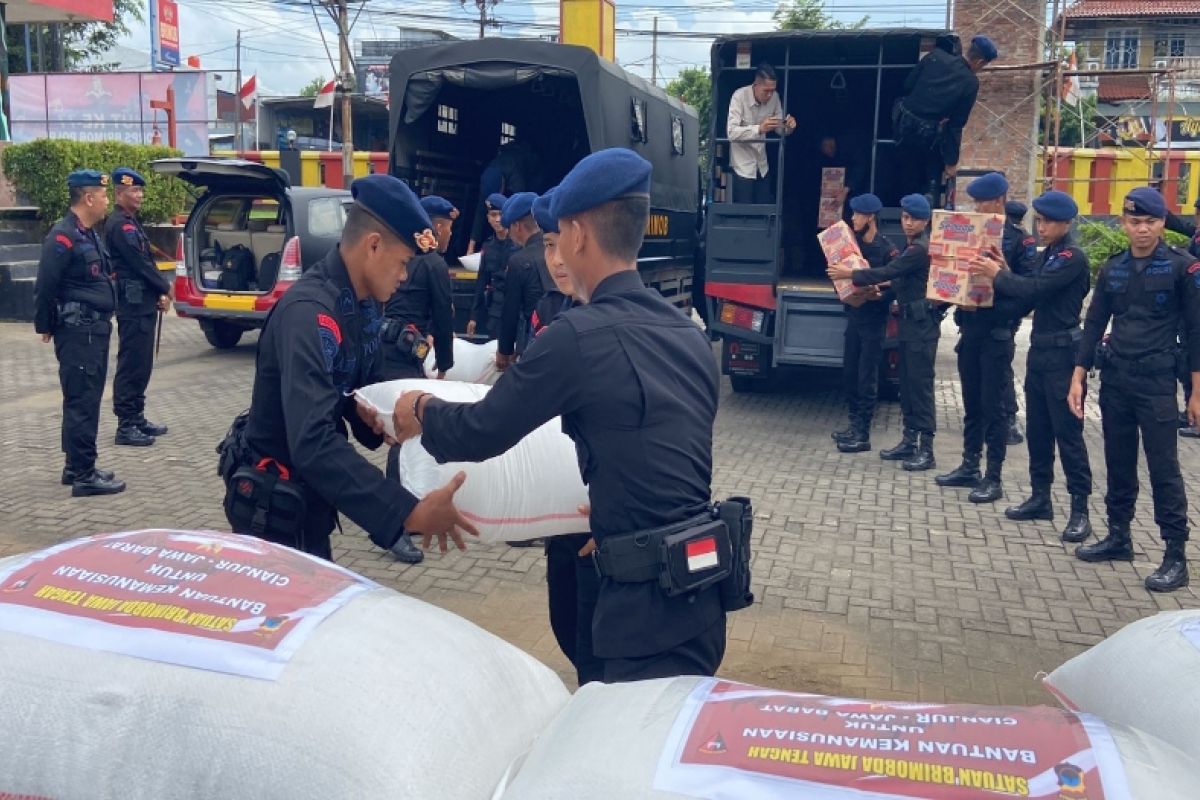 Brimob Pekalongan salurkan bantuan sembako korban gempa Cianjur