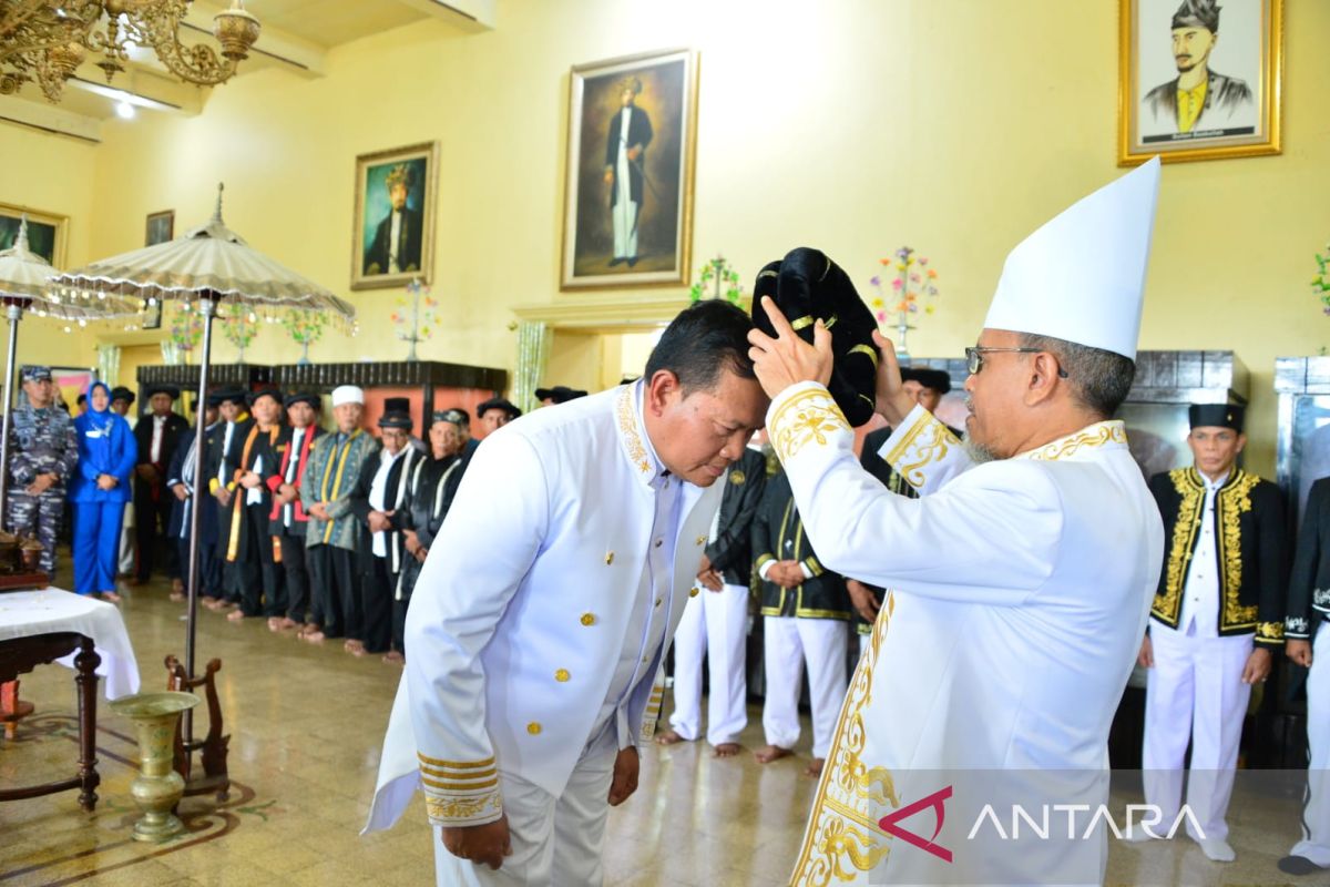 Kasal terima anugerah gelar "Penguasa Laut Terbesar" dari Sultan Ternate