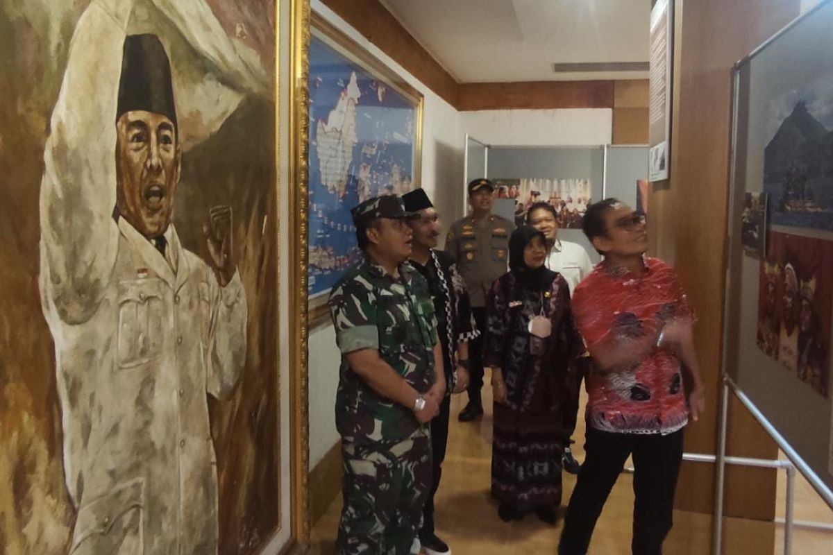 LKBN ANTARA menggelar pameran foto "Bangkit Menuju Endemi" di Blitar