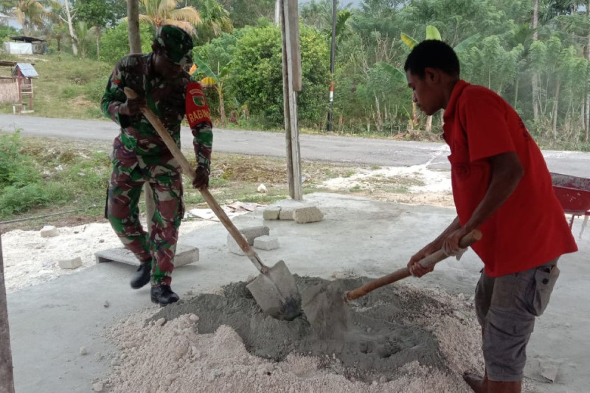 Koramil Biak Barat bantu campur semen pengecoran lantai rumah warga