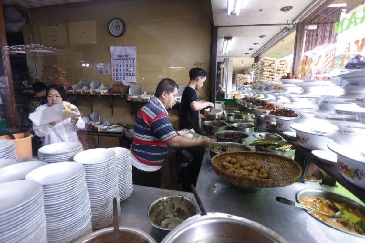 Menteri Sosial bawa nasi padang untuk pengungsi korban gempa di Cianjur