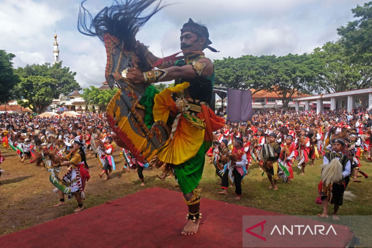 Pemkab Temanggung salurkan dana hibah kepada 250 kelompok  kesenian