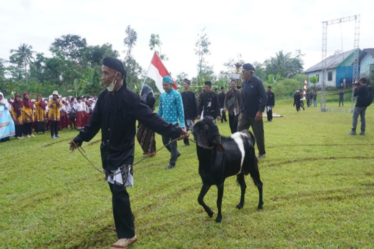 Memotong kambing kendit, melihat ritual tolak bala warga Desa Silurah