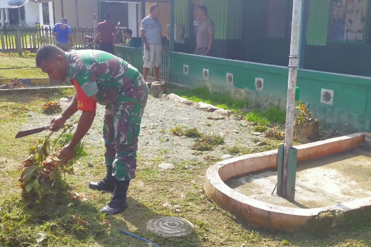 Koramil Supiori Selatan melaksanakan pembersihan lingkungan koramil