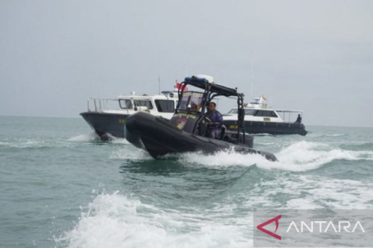 SAR mengevakuasi satu korban helikopter Polri jatuh ke RSUD Manggar