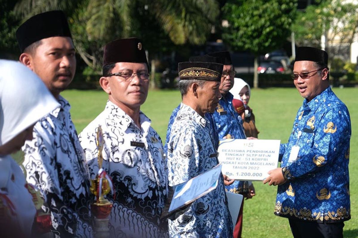 Korpri Kota Magelang serahkan beasiswa anak anggotanya yang berprestasi