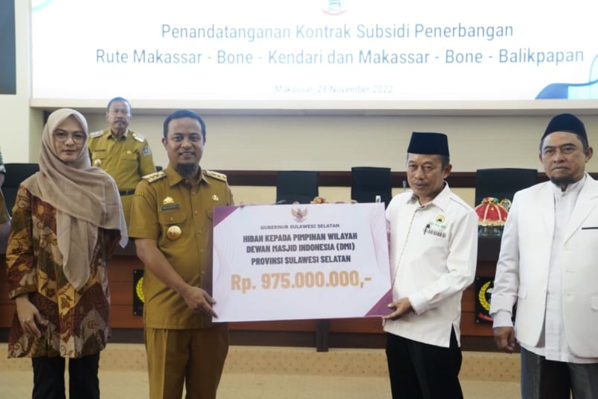 Gubernur menyerahkan dana hibah Rp975 juta untuk DMI Sulsel