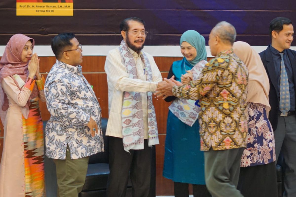 Ketua MK memberi kuliah umum di Unizar Mataram