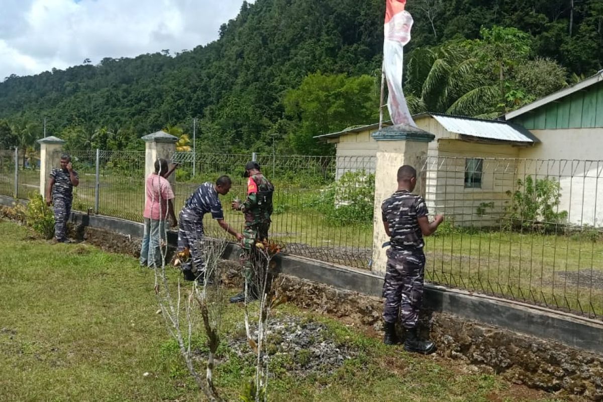 Koramil Biak Kota bersama TNI AL kerja bakti sambut Hari Armada ke 77