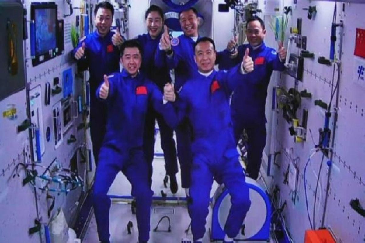 Enam astronaut China berhasil lakukan pertemuan bersejarah di luar angkasa