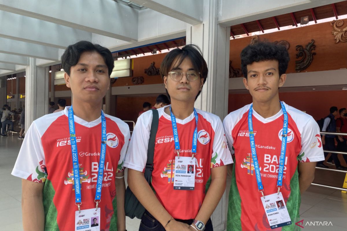 Volunteer sambut atlet di bandara jelang kejuaraan dunia esport di Bali