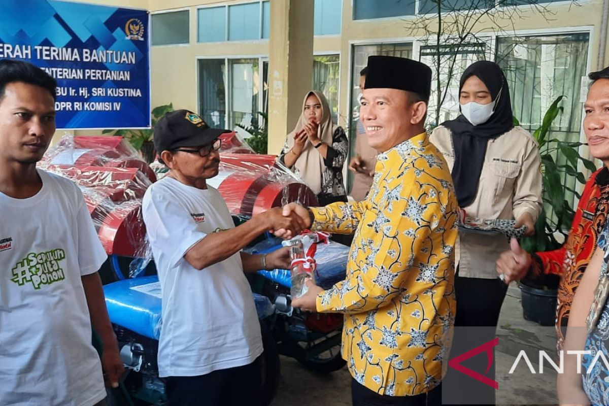 Bupati OKU salurkan bantuan mesin perontok padi