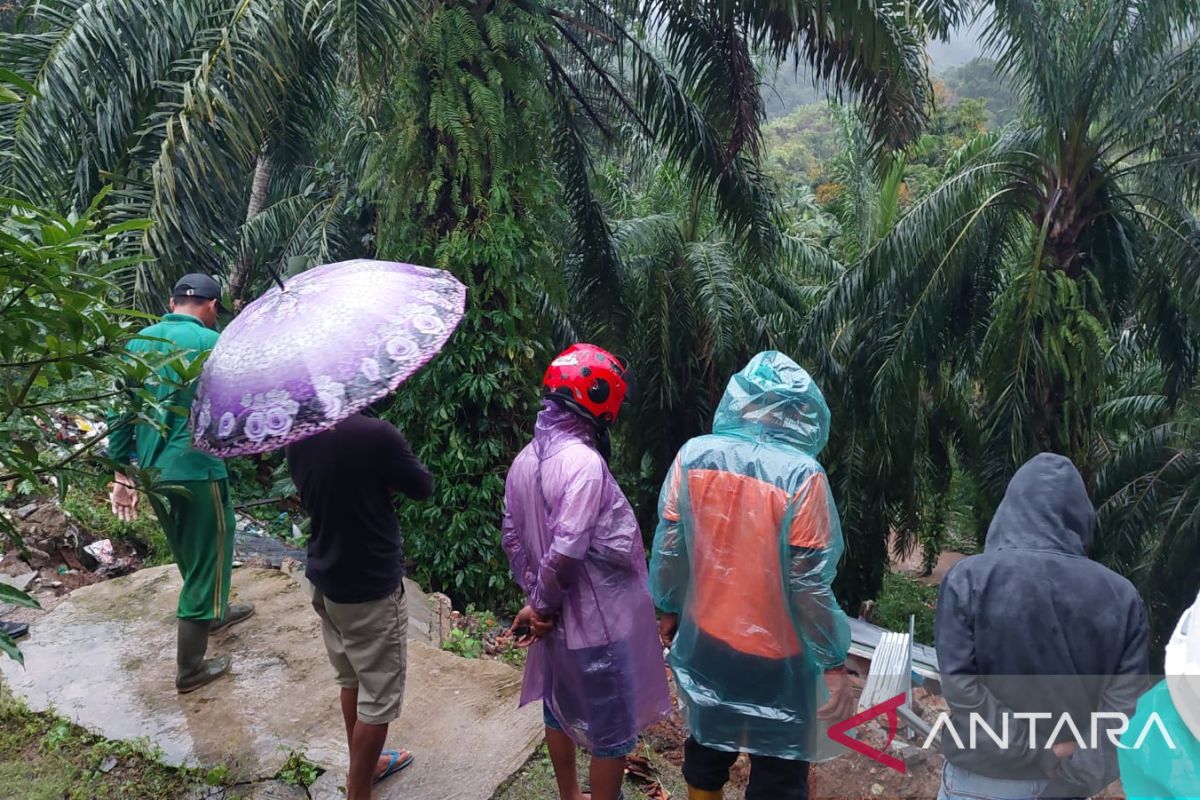 Banjir landa daerah Limpato Kajai Pasbar, satu unit rumah ambruk