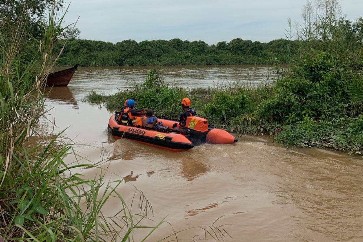 Asyik memancing, seorang pemuda diterkam buaya