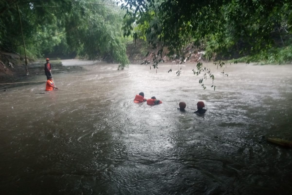 Empat pelajar terseret air bah saat mandi di Lombok Barat