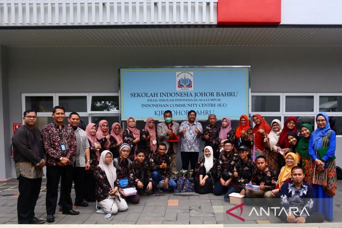 MAN 2 Makassar memperagakan robot IoT ke murid sekolah Indonesia di Johor Baru