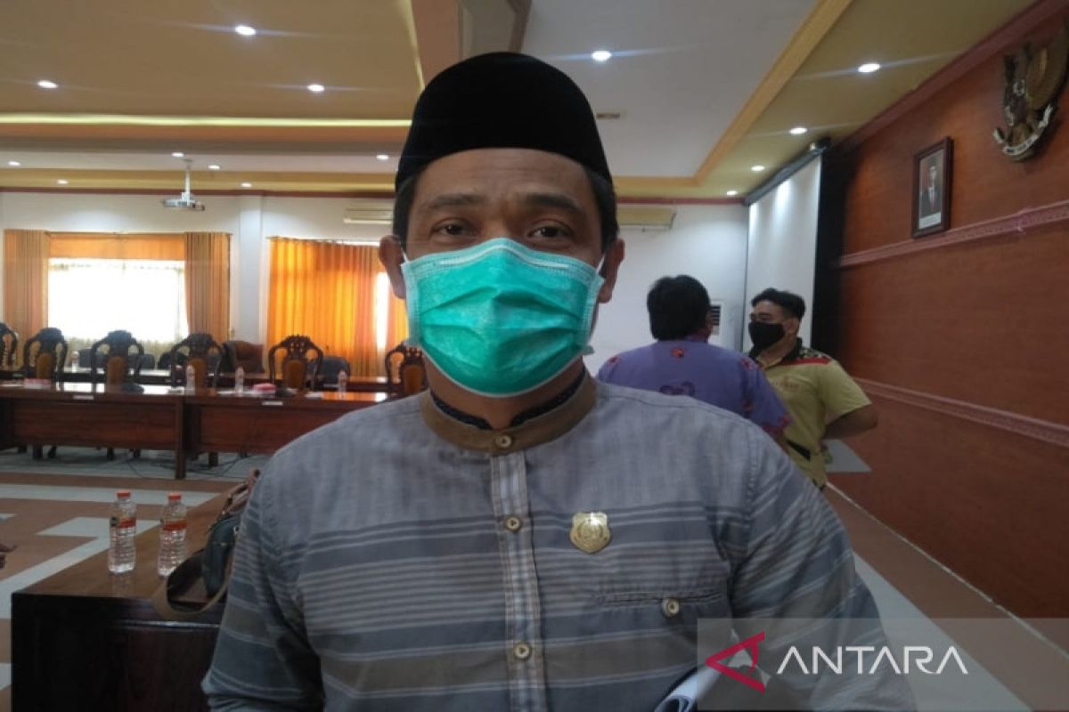 Legislator minta Disdik Kapuas sikapi terhentinya perbaikan SDN 2 Selat Dalam