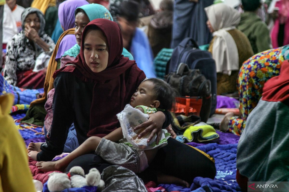 Kebutuhan pengungsi Semeru selimut dan tikar