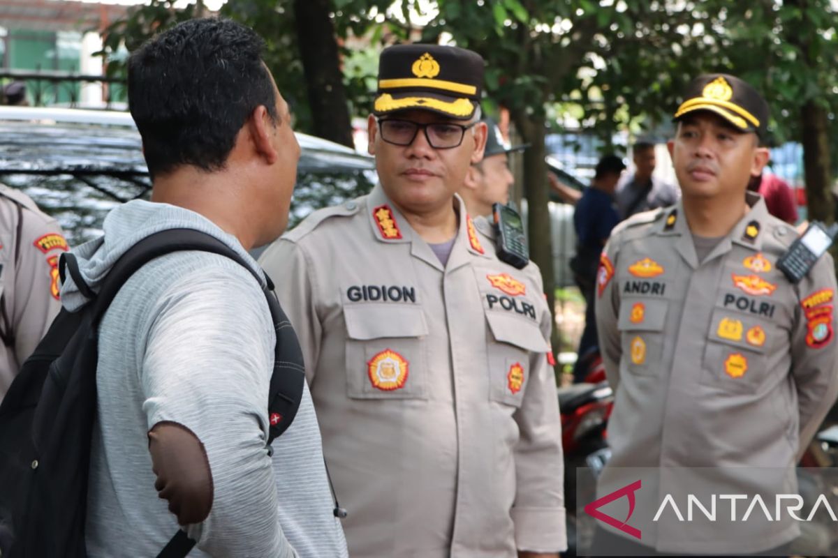 Polisi melerai tawuran di resepsi nikah warga