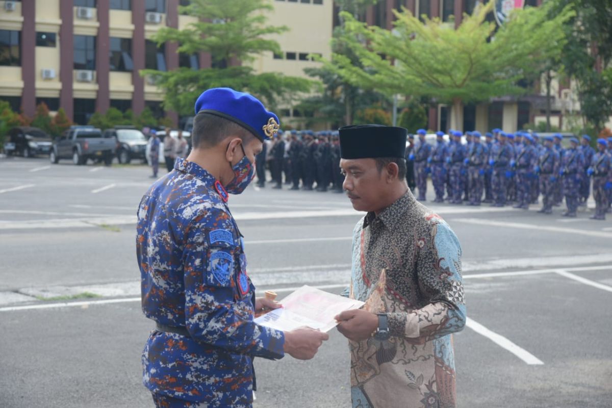 Kapolri Listyo Sigit berikan tali asih kepada orang tua Briptu (anumerta) Gilang